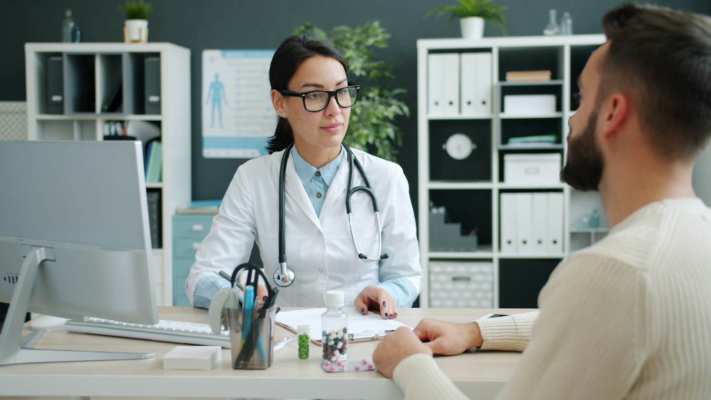 Fotografía referencial de una consulta entre una profesional de salud y un paciente